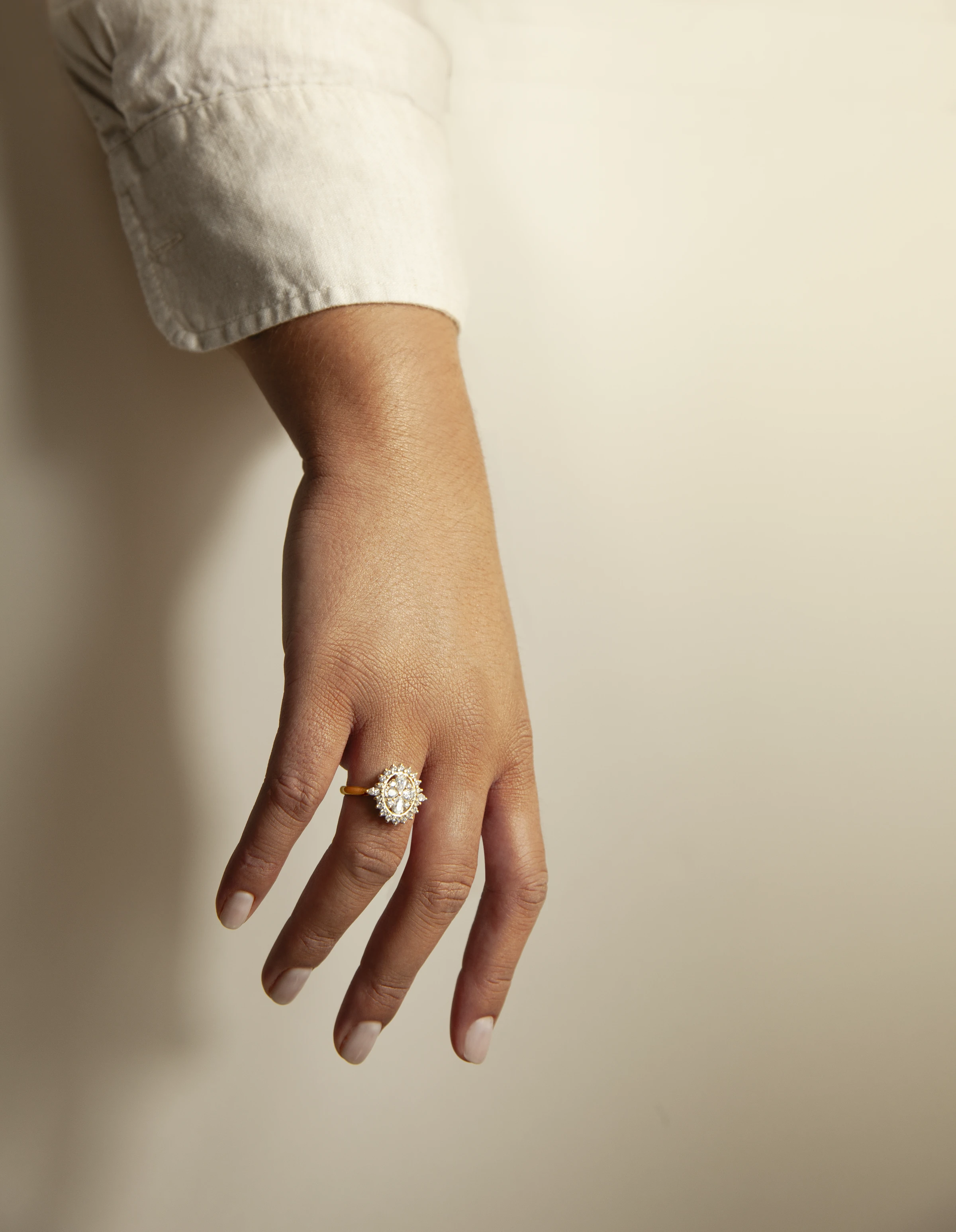 Bague Joséphine en or 18 carats portée à la main — atelier Précieuse, Bordeaux